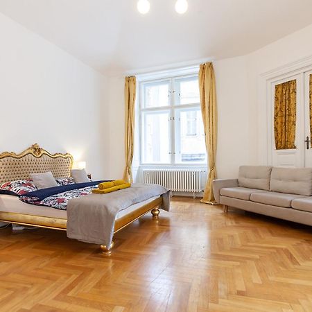 Royal Apartment By Charles Bridge View Of Saint Nicholas Church Прага Екстериор снимка