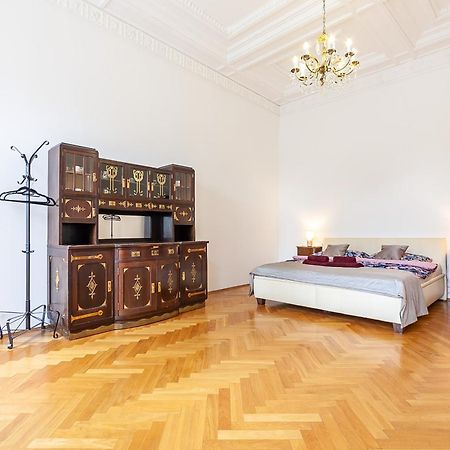 Royal Apartment By Charles Bridge View Of Saint Nicholas Church Прага Екстериор снимка