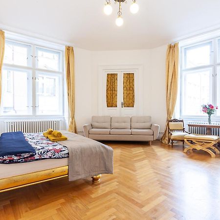 Royal Apartment By Charles Bridge View Of Saint Nicholas Church Прага Екстериор снимка