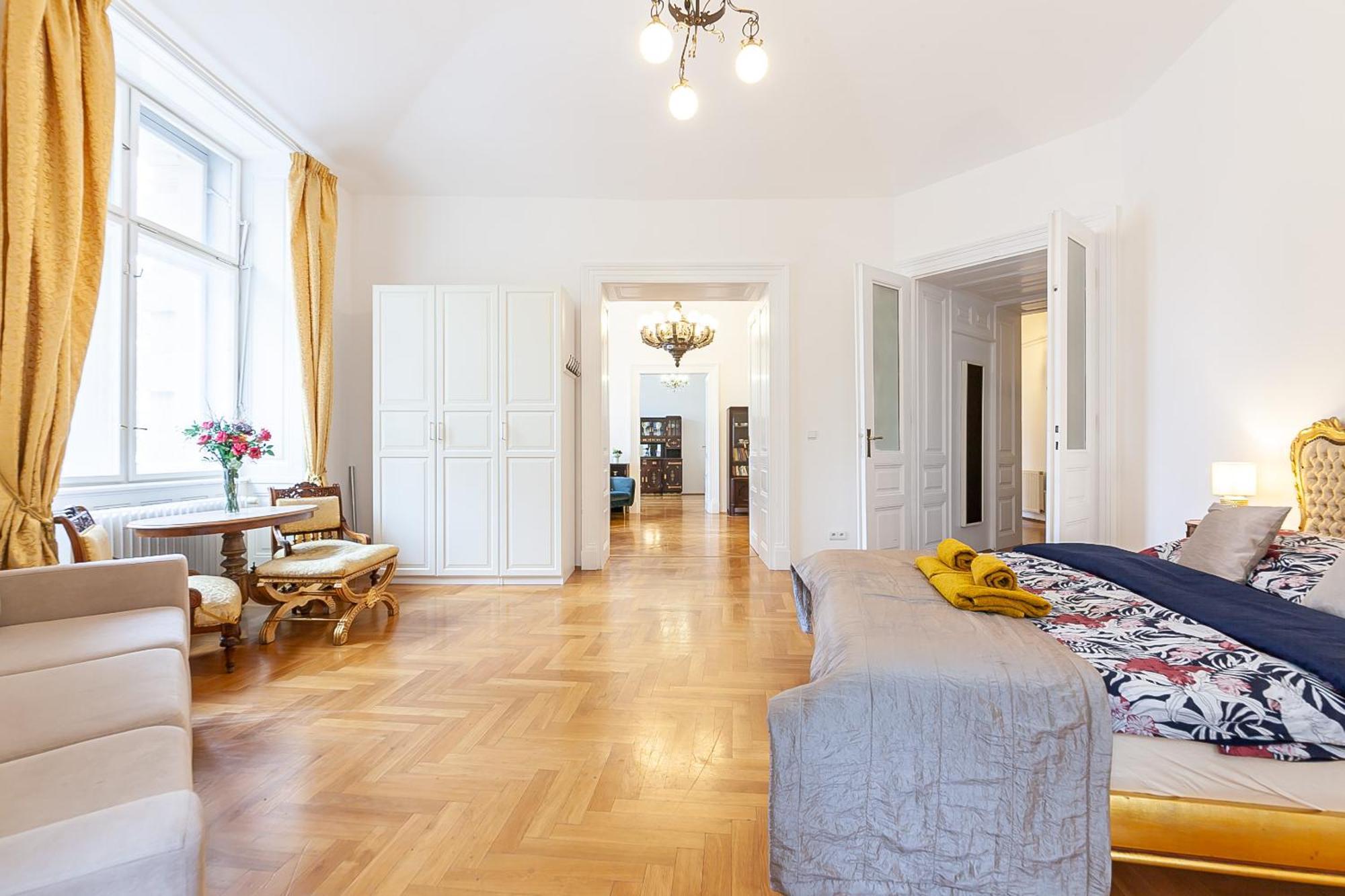 Royal Apartment By Charles Bridge View Of Saint Nicholas Church Прага Екстериор снимка