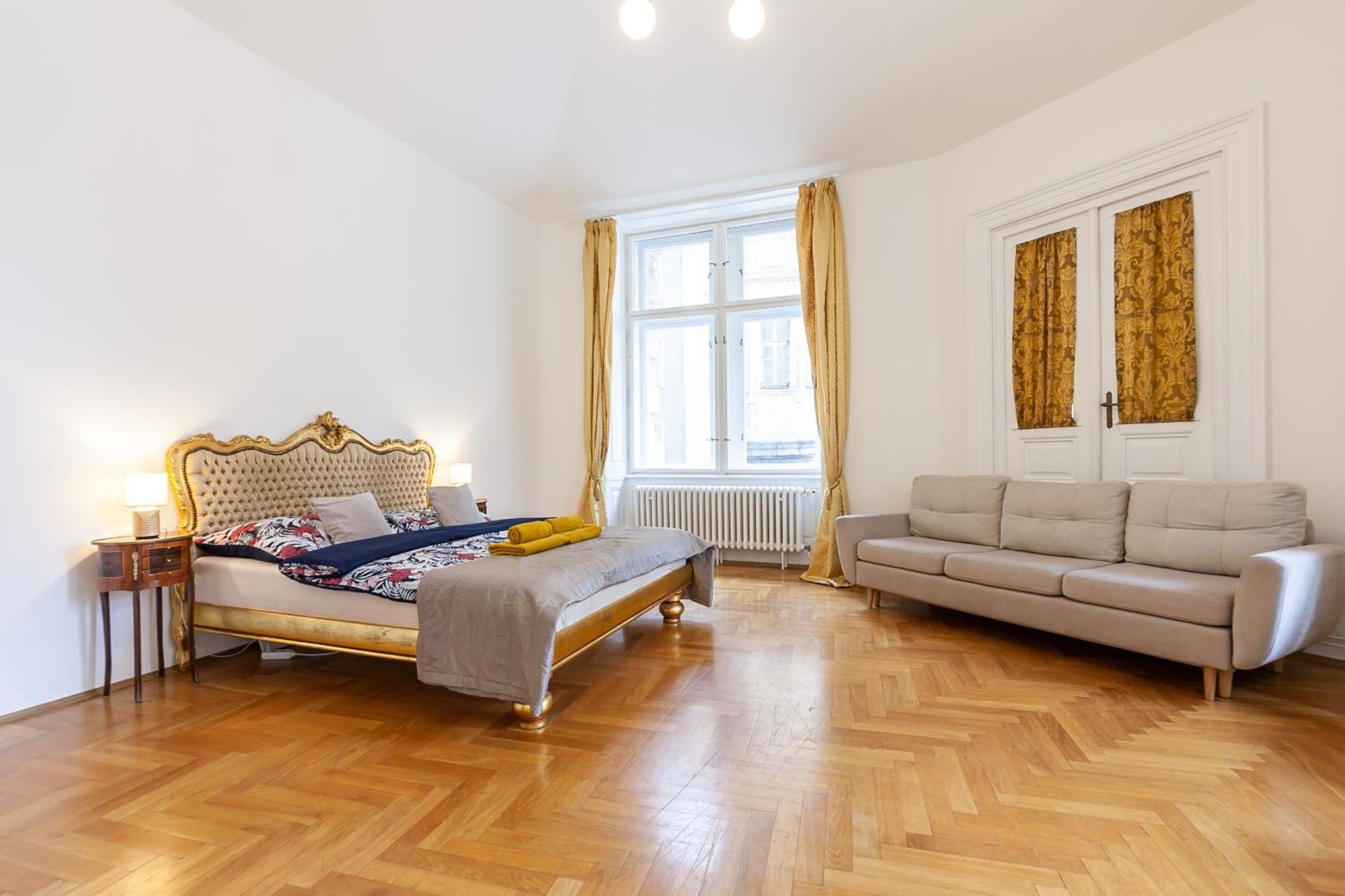 Royal Apartment By Charles Bridge View Of Saint Nicholas Church Прага Екстериор снимка