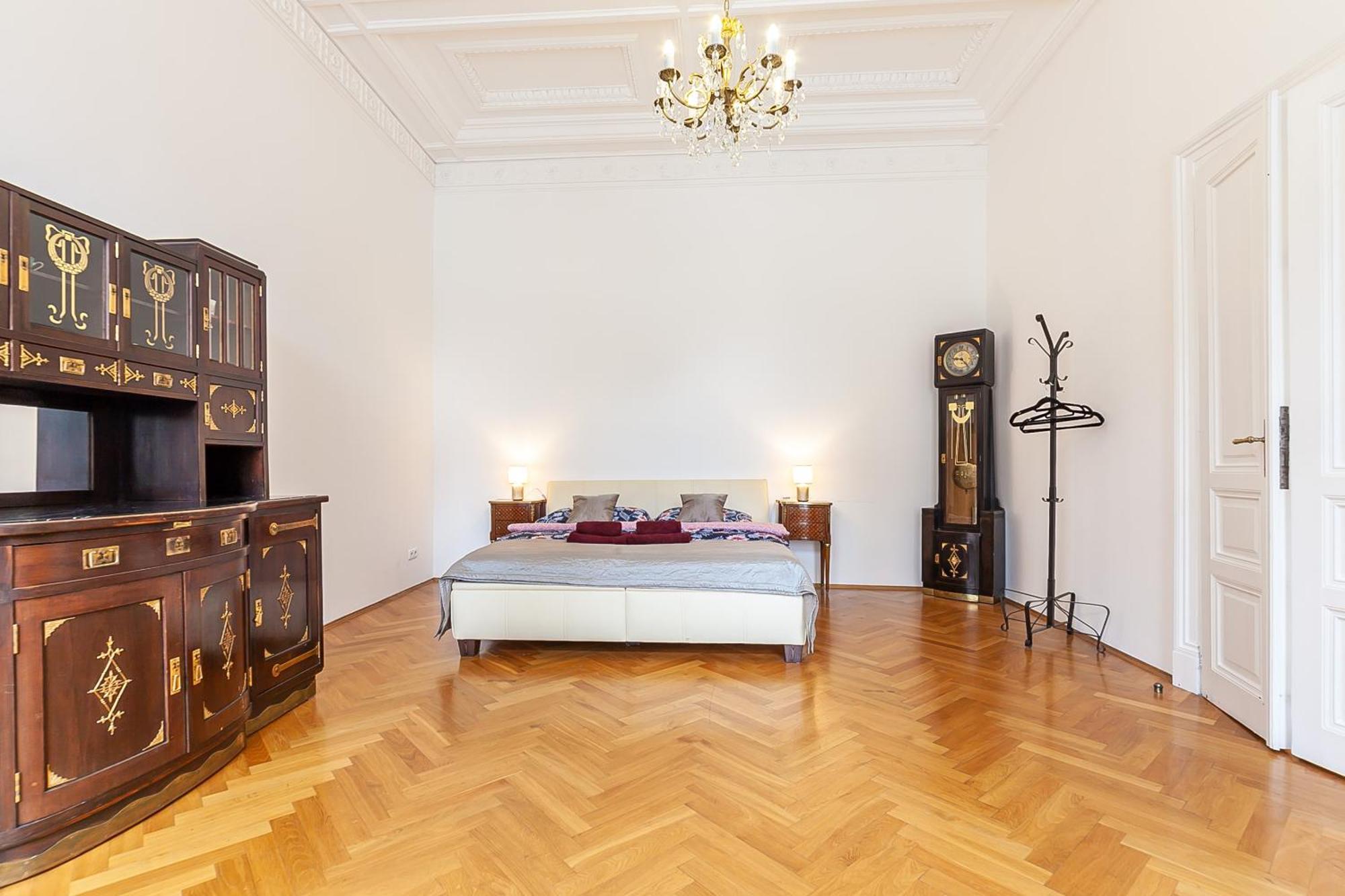 Royal Apartment By Charles Bridge View Of Saint Nicholas Church Прага Екстериор снимка