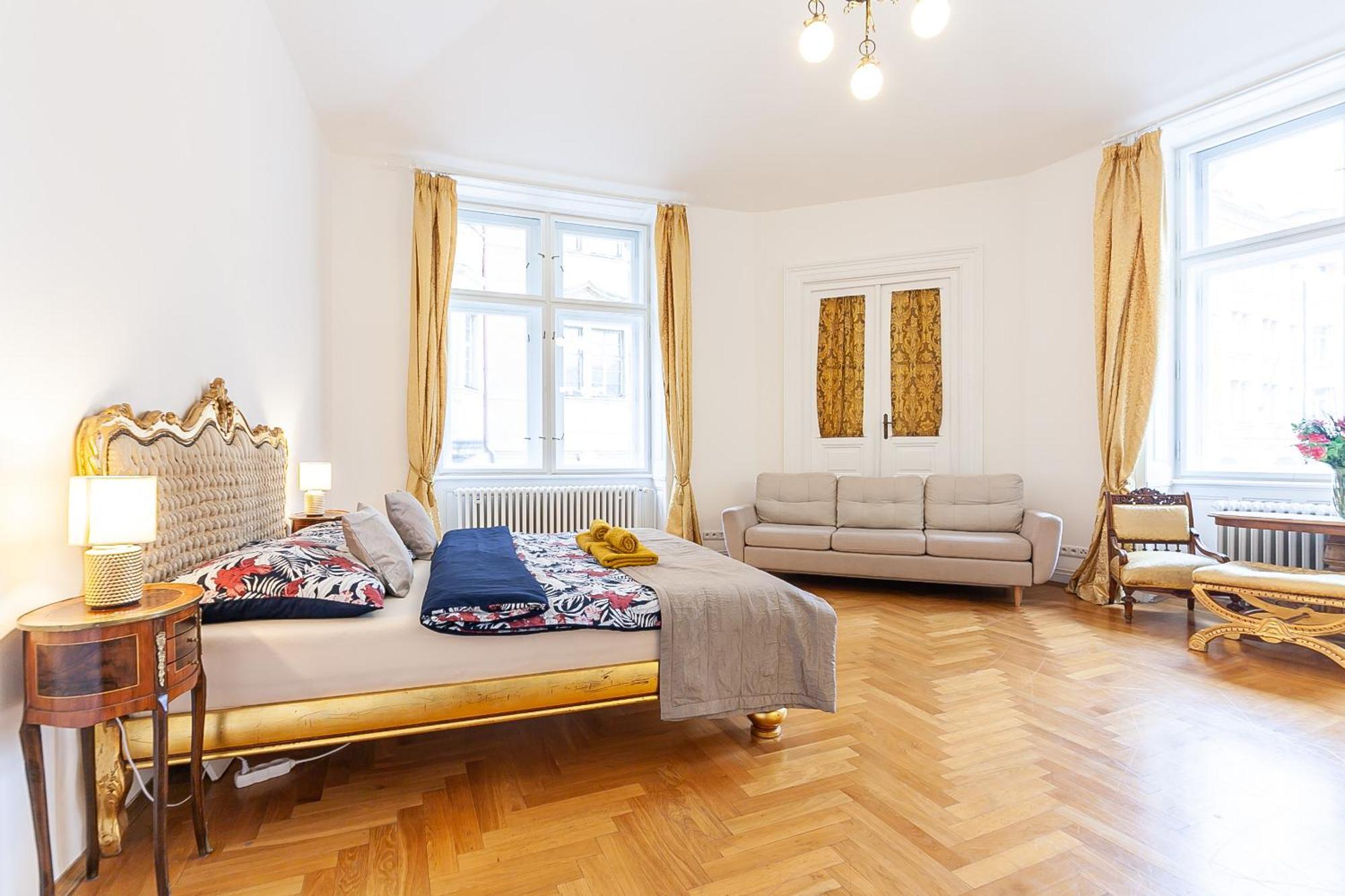 Royal Apartment By Charles Bridge View Of Saint Nicholas Church Прага Екстериор снимка