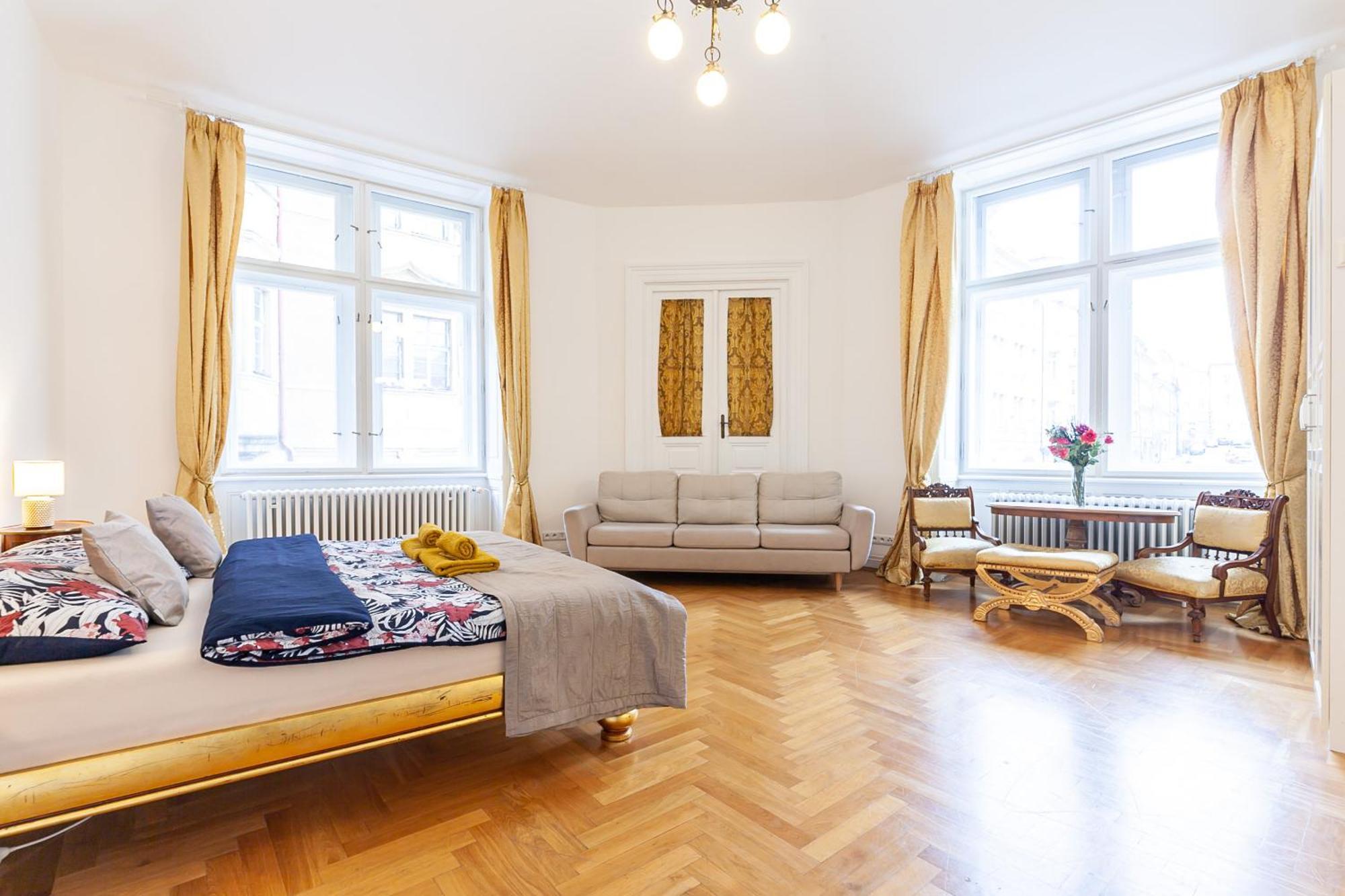 Royal Apartment By Charles Bridge View Of Saint Nicholas Church Прага Екстериор снимка