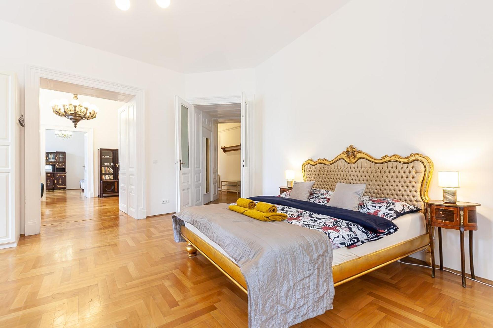 Royal Apartment By Charles Bridge View Of Saint Nicholas Church Прага Екстериор снимка