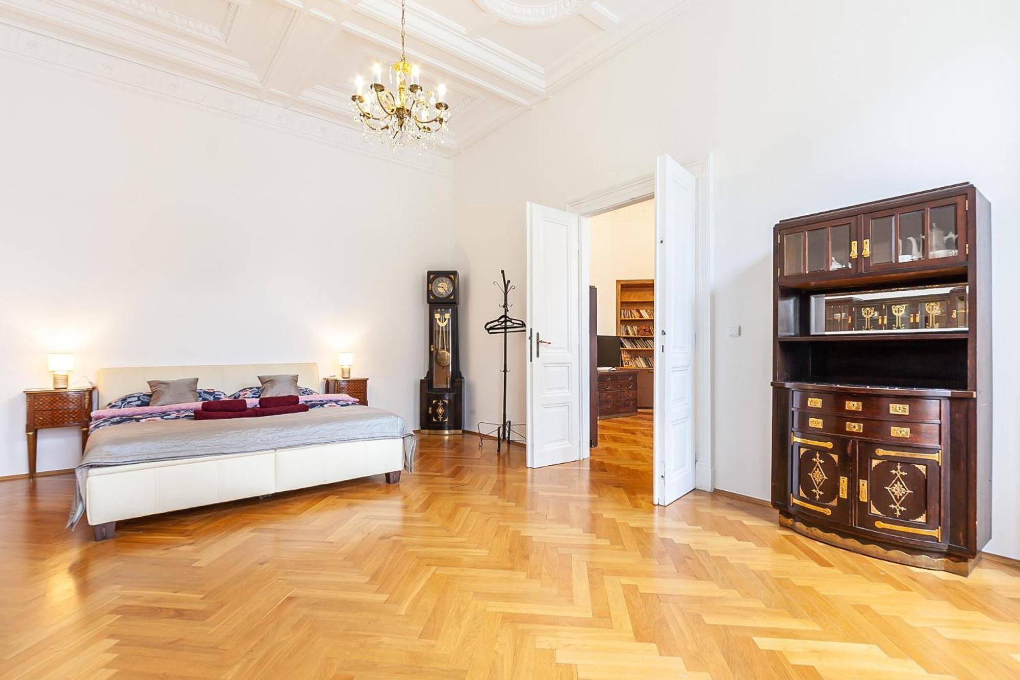 Royal Apartment By Charles Bridge View Of Saint Nicholas Church Прага Екстериор снимка