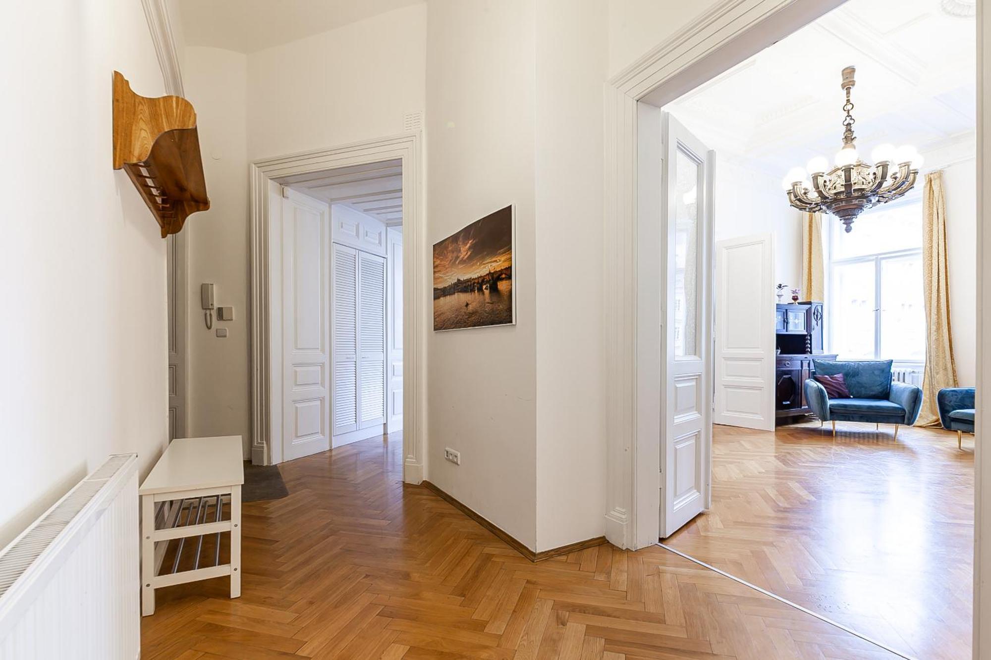 Royal Apartment By Charles Bridge View Of Saint Nicholas Church Прага Екстериор снимка