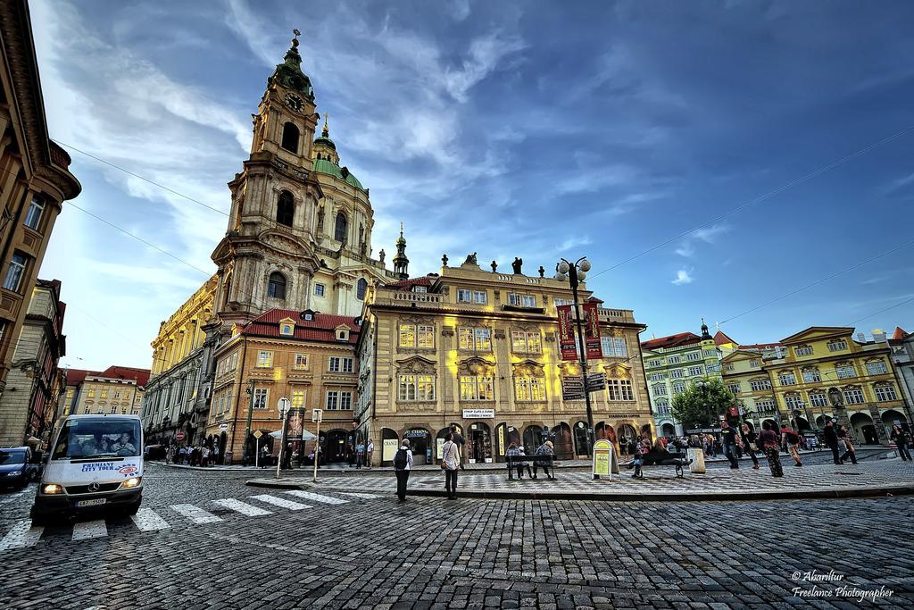 Royal Apartment By Charles Bridge View Of Saint Nicholas Church Прага Стая снимка