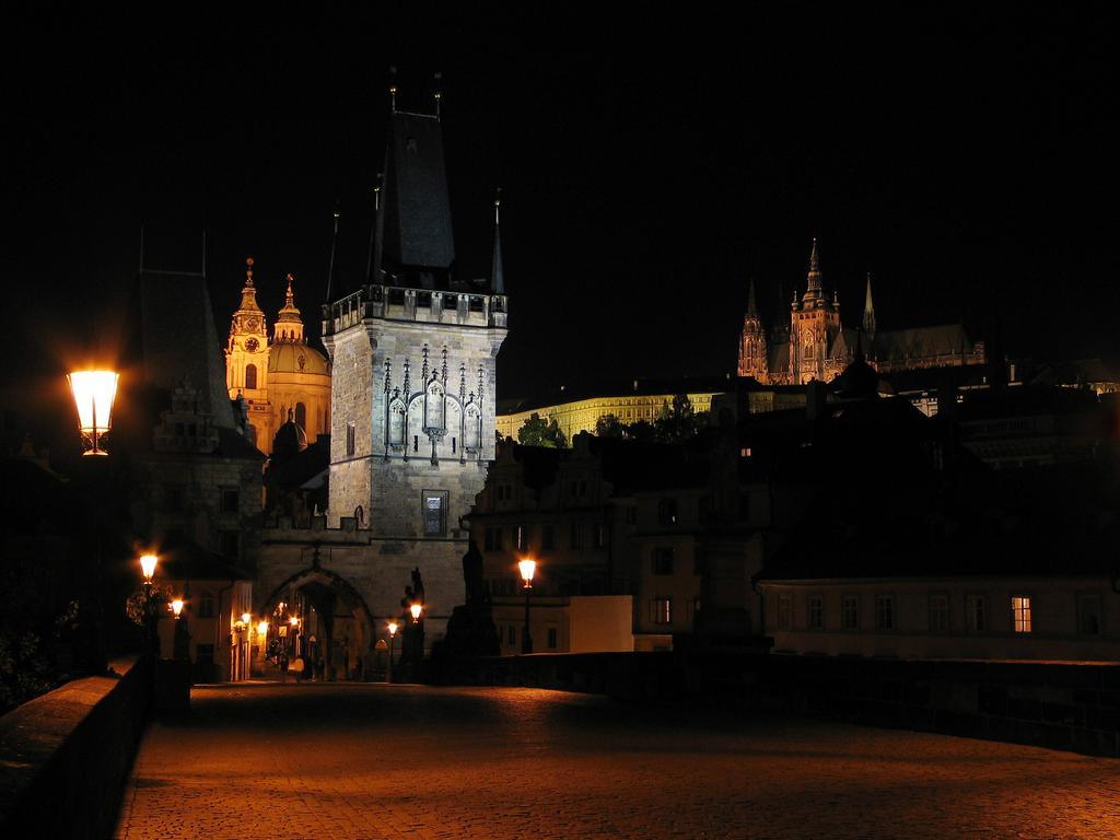 Royal Apartment By Charles Bridge View Of Saint Nicholas Church Прага Екстериор снимка